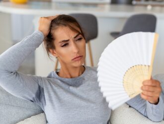 Mulher desconfortável com suor excessivo