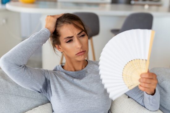 Mulher desconfortável com suor excessivo